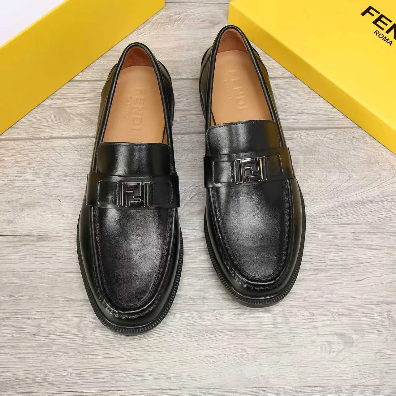 ​Men's shoes 💰 500 💰 Water dyed cowhide 🆘 The latest FENDI ( Fendi ) new casual leather shoes 🕶️🕶️ Simple routing effect, showing an elegant and cool driving shoe 🎬Made of Italian 🇮🇹 imported calfskin + first-layer water-dyed cowhide lining🐂Excellent material🎬Detailed workmanship 🤗Comfortable foot feel➰➰. ​Pair it with any outfit to show your taste and temperament, low-key luxury ♻️Design ​simple and elegant ​noble and fashionable 🍃​Very loved and favored by trendy men 💓❤️Size: 38-44 2⃣️colors available